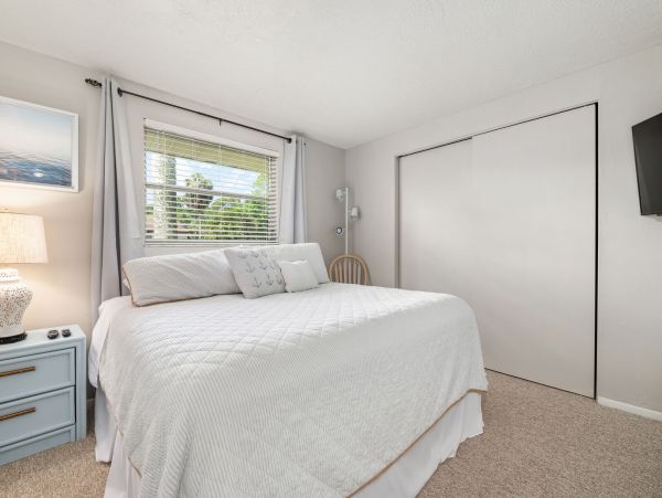 Waterfront 3 Bedroom Home with Dock Sleeps 6