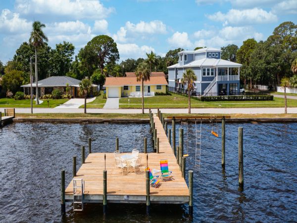 Waterfront 3 Bedroom Home with Dock Sleeps 6