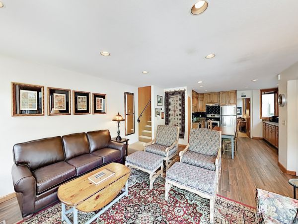 Two-Story Townhome with 4 Bedrooms Sleeps 8