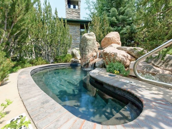 Two-Story Townhome with 4 Bedrooms Sleeps 8