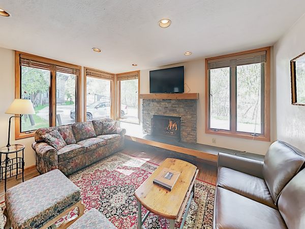 Two-Story Townhome with 4 Bedrooms Sleeps 8