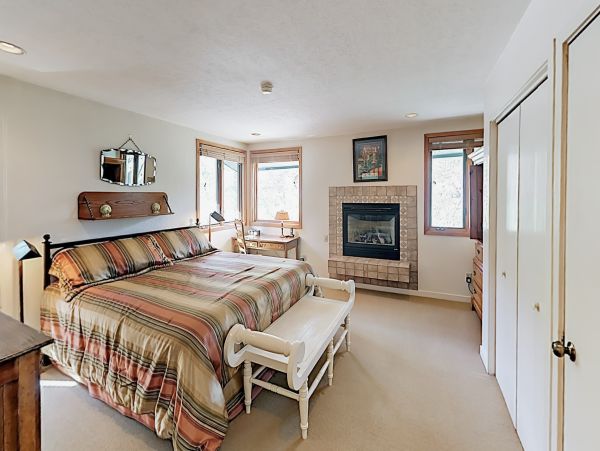 Two-Story Townhome with 4 Bedrooms Sleeps 8