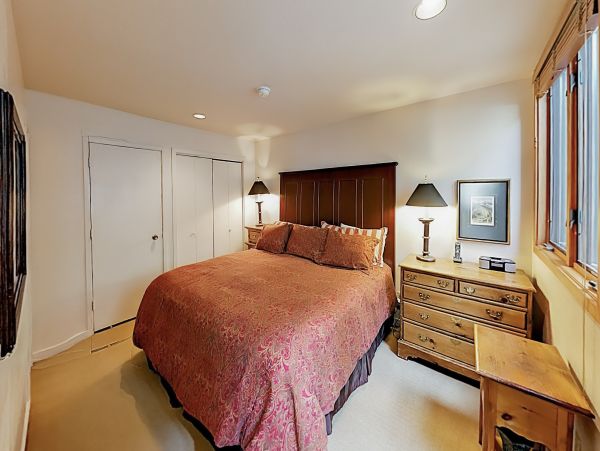 Two-Story Townhome with 4 Bedrooms Sleeps 8