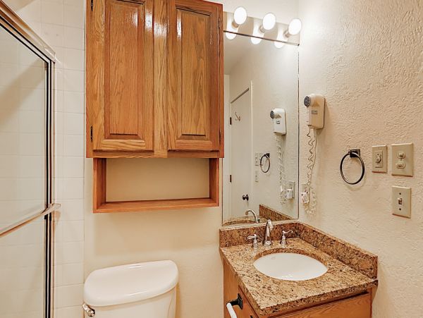 Two-Story Townhome with 4 Bedrooms Sleeps 8