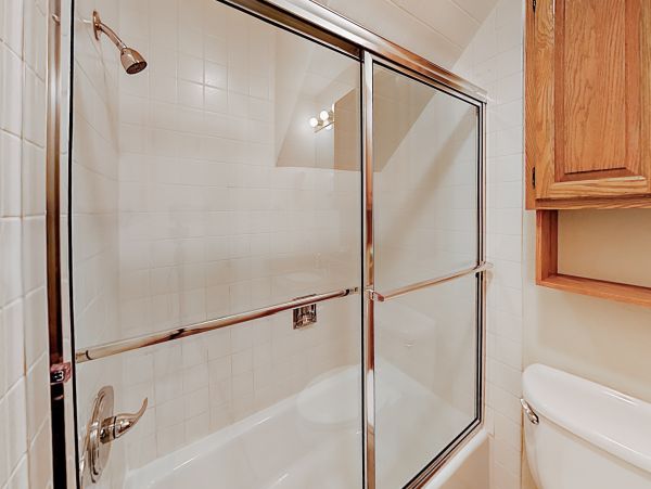 Two-Story Townhome with 4 Bedrooms Sleeps 8