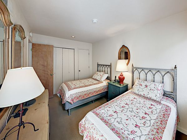 Two-Story Townhome with 4 Bedrooms Sleeps 8
