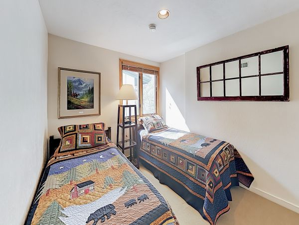 Two-Story Townhome with 4 Bedrooms Sleeps 8