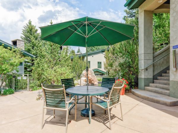 Two-Story Townhome with 4 Bedrooms Sleeps 8