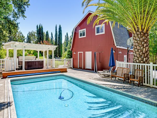 Forestville Vineyard Home 4 Bedrooms & Private Pool