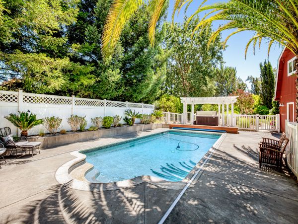Forestville Vineyard Home 4 Bedrooms & Private Pool