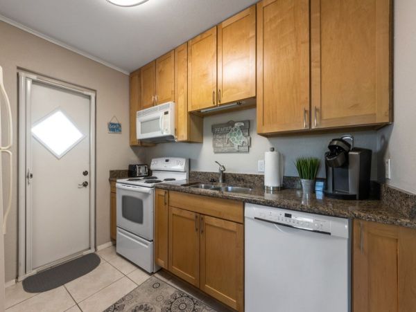 Cozy One Bedroom Vacation Rental in Holmes Beach