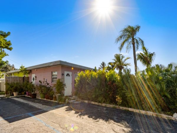 Cozy One Bedroom Vacation Rental in Holmes Beach
