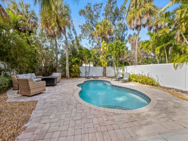 Anna Maria Pool Home Walk to Everything!