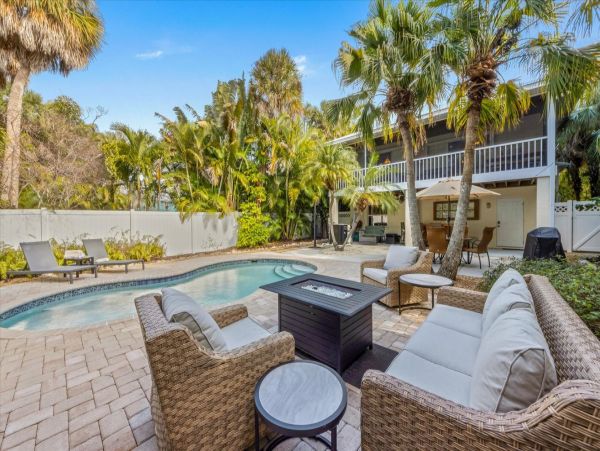 Anna Maria Pool Home Walk to Everything!