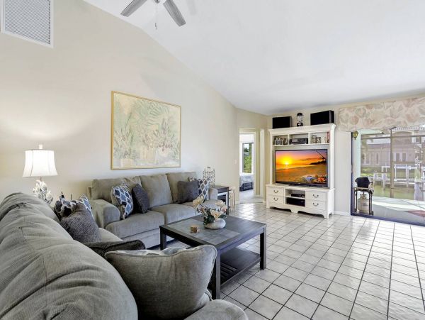 Marco Island Beautiful 3 Bedroom Canal View Home Sleeps 6
