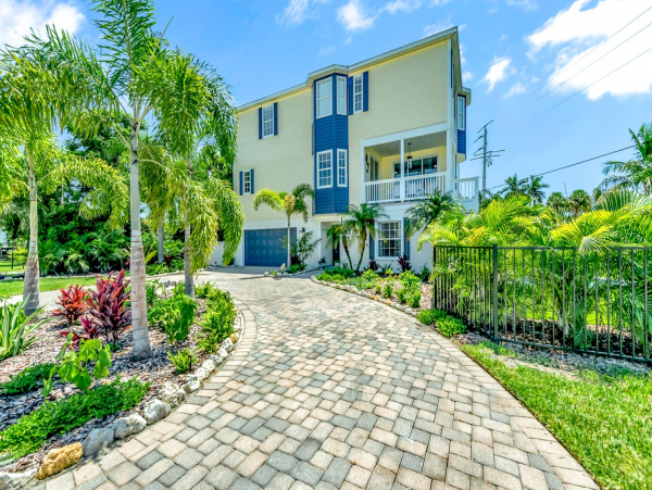 Holmes Beach Vacation Rental - Anna Maria Island Luxury Rental with Pool & Lanai