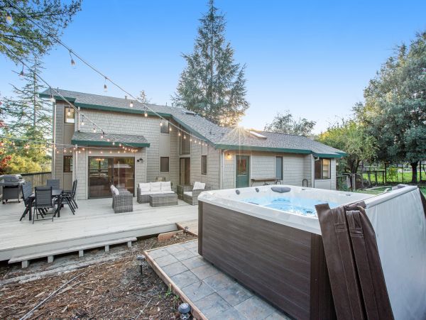 Luxurious 3 Bedroom Home with Spa in Santa Rosa