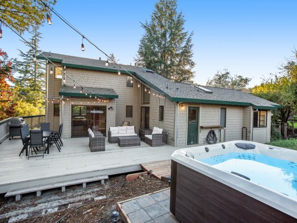 Luxurious 3 Bedroom Home with Spa in Santa Rosa