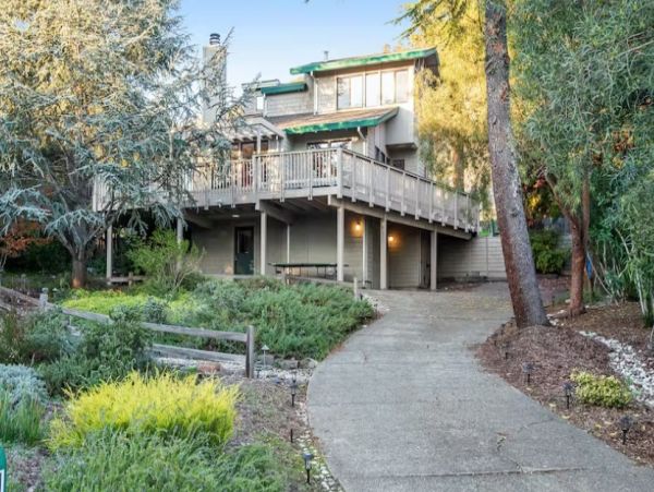 Luxurious 3 Bedroom Home with Spa in Santa Rosa