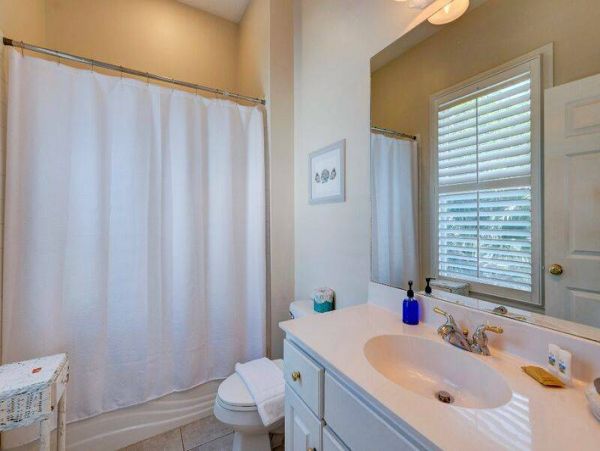 Beautiful 5 Bedroom Vacation Home with Private Pool