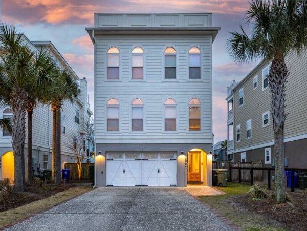Island-Style Vacation Rental with 8 Bedrooms in Isle of Palms
