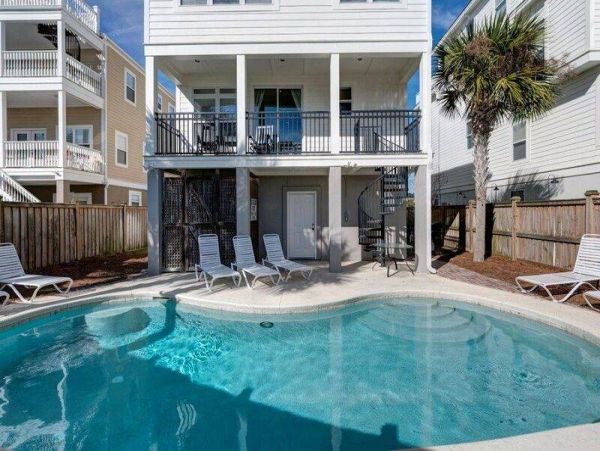 Island-Style Vacation Rental with 8 Bedrooms in Isle of Palms
