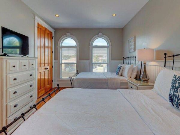 Island-Style Vacation Rental with 8 Bedrooms in Isle of Palms