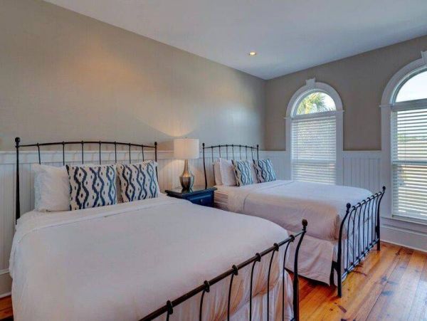 Island-Style Vacation Rental with 8 Bedrooms in Isle of Palms