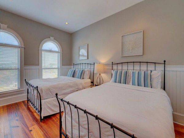 Island-Style Vacation Rental with 8 Bedrooms in Isle of Palms