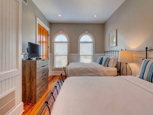 Island-Style Vacation Rental with 8 Bedrooms in Isle of Palms