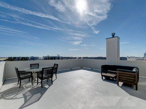 Island-Style Vacation Rental with 8 Bedrooms in Isle of Palms