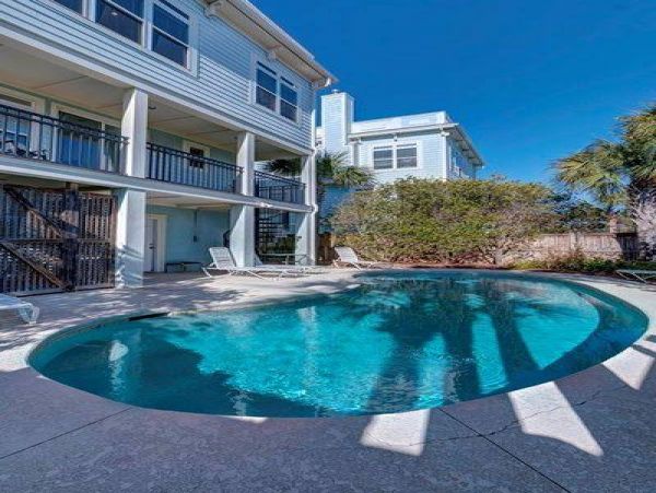 Island-Style Vacation Rental with 8 Bedrooms in Isle of Palms