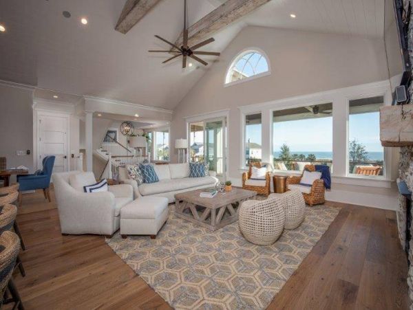 Luxury 5 Bedroom Vacation Getaway Short Walk to Beach