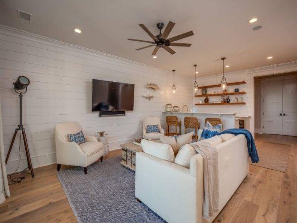 Luxury 5 Bedroom Vacation Getaway Short Walk to Beach