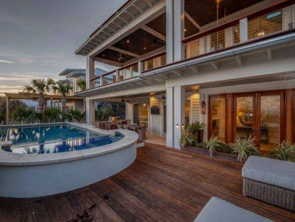 Luxury 5 Bedroom Vacation Getaway Short Walk to Beach