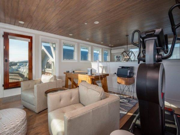 Luxury 5 Bedroom Vacation Getaway Short Walk to Beach
