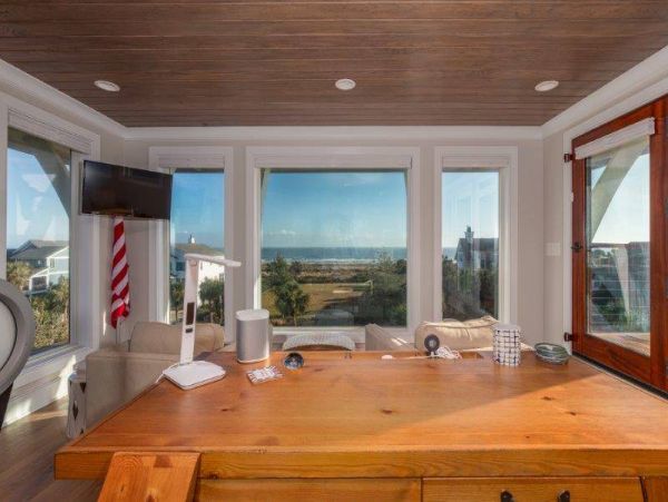 Luxury 5 Bedroom Vacation Getaway Short Walk to Beach