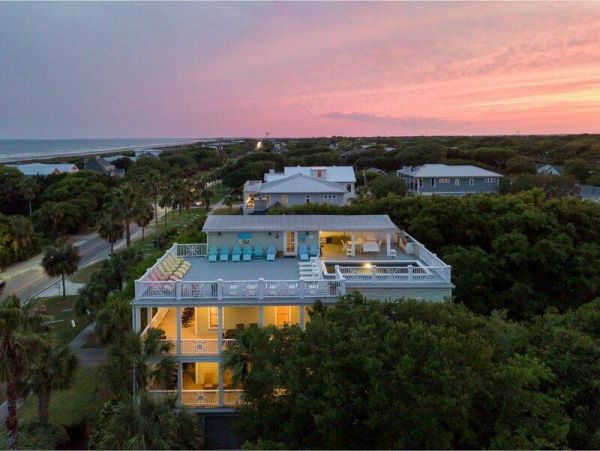9 Bedroom Beach Home With Rooftop Pool!