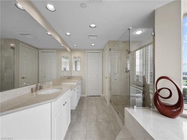 Elegant Gulf-View Condo in Naples with Stunning Views