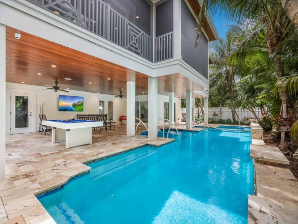 Anna Maria Vacation Home Four Bedroom Walk to Beach