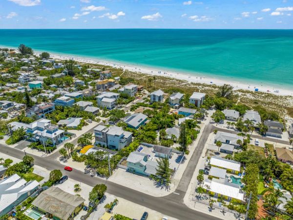 Three Bedroom Home Close to Pine Ave & Beach Point Beach