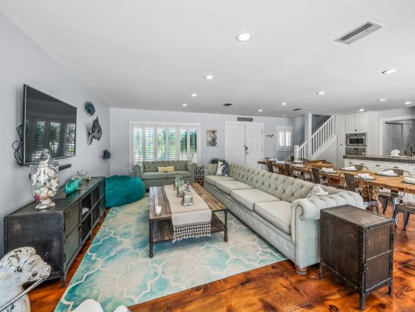 Three Bedroom Home Close to Pine Ave & Beach Point Beach