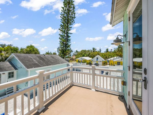 Three Bedroom Home Close to Pine Ave & Beach Point Beach