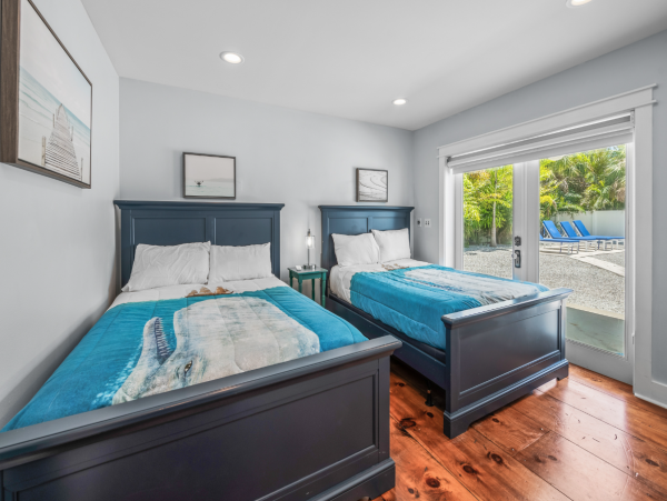 Three Bedroom Home Close to Pine Ave & Beach Point Beach