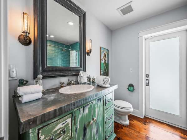 Three Bedroom Home Close to Pine Ave & Beach Point Beach