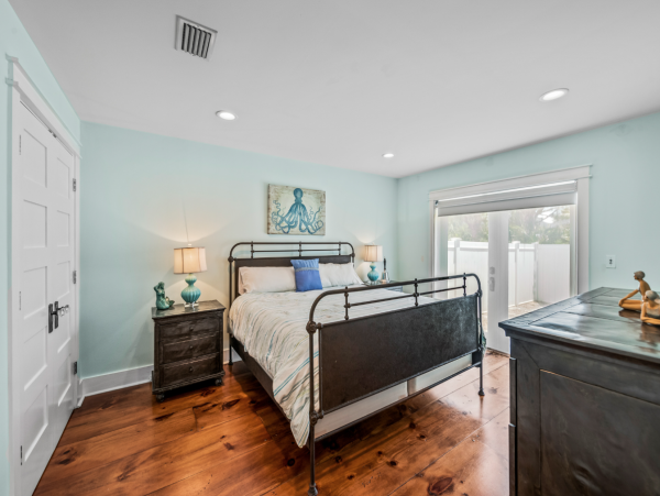 Three Bedroom Home Close to Pine Ave & Beach Point Beach