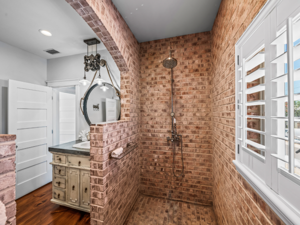 Three Bedroom Home Close to Pine Ave & Beach Point Beach