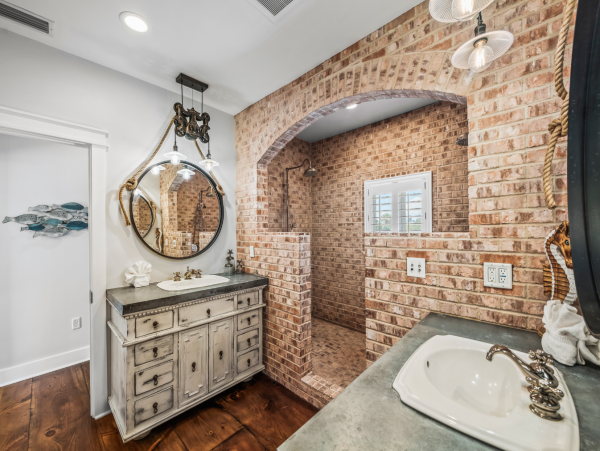 Three Bedroom Home Close to Pine Ave & Beach Point Beach