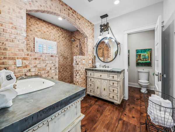 Three Bedroom Home Close to Pine Ave & Beach Point Beach