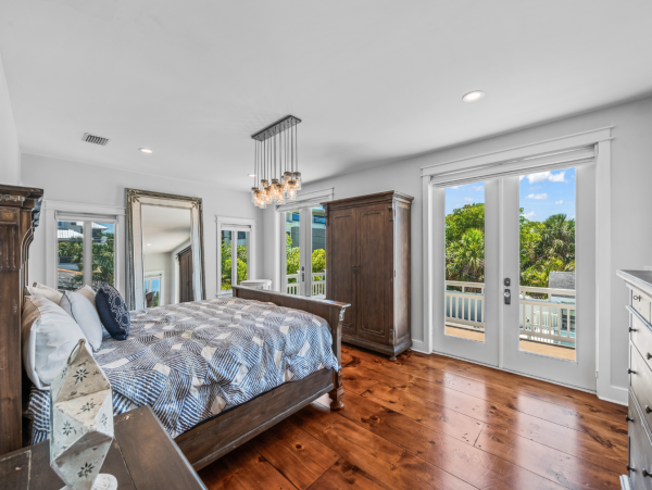 Three Bedroom Home Close to Pine Ave & Beach Point Beach